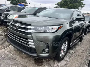 Toyota Highlander Limited Platinum 4x4 V6 (3.5L 6cyl 8A) 2018 Green