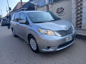 Toyota Sienna XLE 8-Passenger 4dr Minivan (3.5L 6cyl 6A) 2014 Blue