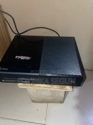 Xbox One Console and Adapter No Controller
