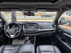 Toyota Highlander XLE 4dr SUV AWD (3.5L 6cyl 6A) 2015 Gray