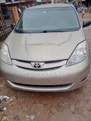 Toyota Sienna 2010 Gold