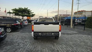 Toyota Tundra SR CrewMax SB 2025 White