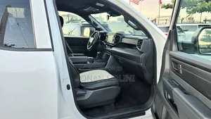 Toyota Tundra SR CrewMax SB 2025 White
