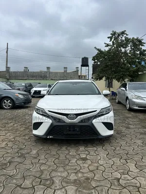 Toyota Camry SE (2.5L 4cyl 8A) 2019 White