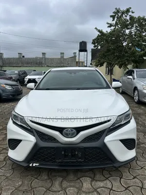 Toyota Camry SE (2.5L 4cyl 8A) 2019 White