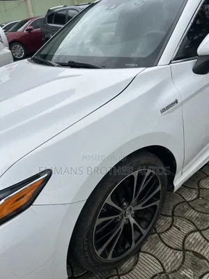 Toyota Camry SE (2.5L 4cyl 8A) 2019 White