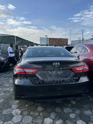Toyota Camry XLE FWD (2.5L 4cyl 8AM) 2018 Gray