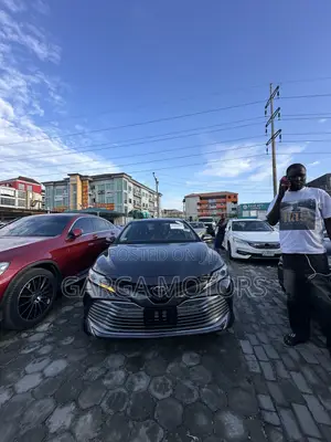 Toyota Camry XLE FWD (2.5L 4cyl 8AM) 2018 Gray