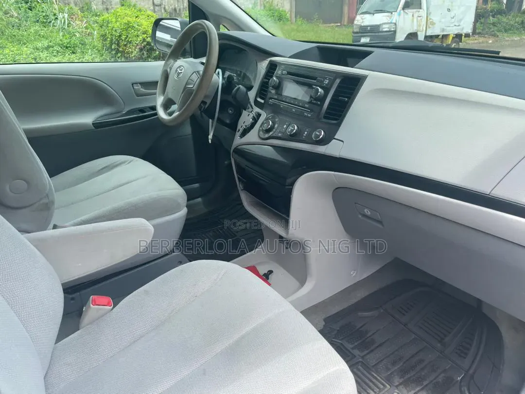 Toyota Sienna 2013 Silver