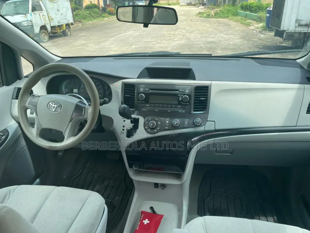 Toyota Sienna 2013 Silver