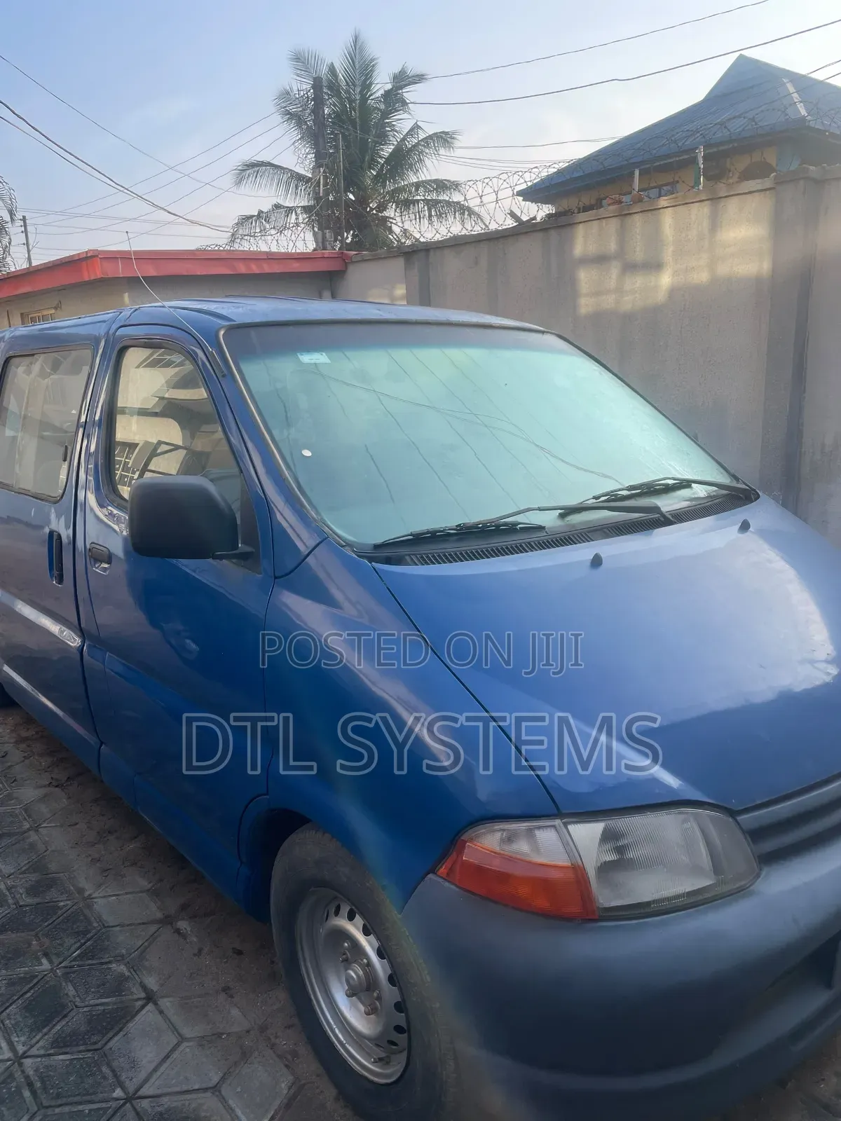Toyota HiAce 1990 Blue