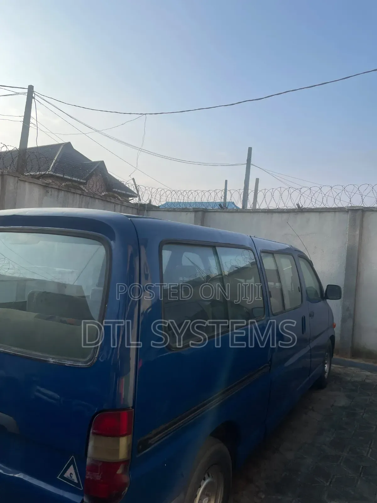 Toyota HiAce 1990 Blue