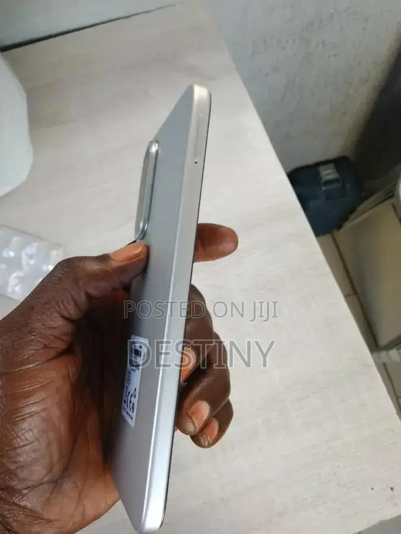 Infinix Hot 70 128 GB Silver