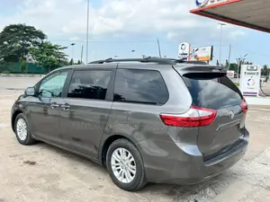 Toyota Sienna XLE 8-Passenger 4dr Minivan (3.5L 6cyl 6A) 2015 Gray
