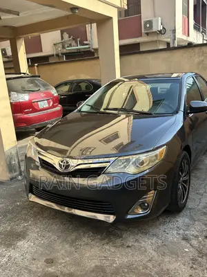 Toyota Camry XLE 4dr Sedan (2.5L 4cyl 6A) 2013 Gray