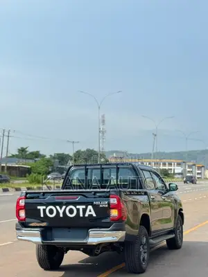 New Toyota Hilux 2025 Black