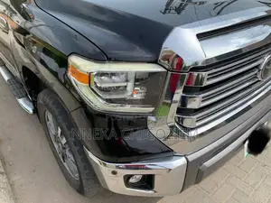 Toyota Tundra 1794 5.7L V8 4x4 CrewMax 5.6 ft. box 145.7 in. WB 2018