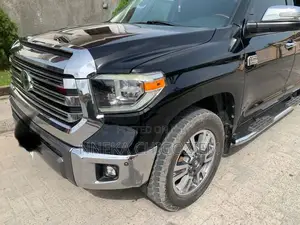 Toyota Tundra 1794 5.7L V8 4x4 CrewMax 5.6 ft. box 145.7 in. WB 2018