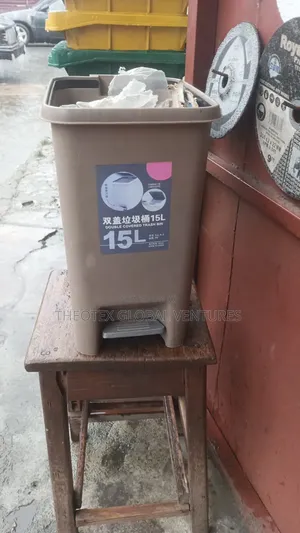 20L Plastic Pedal Trash Bin