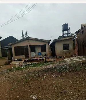 5bdrm Bungalow in Igando / Ikotun/Igando for sale
