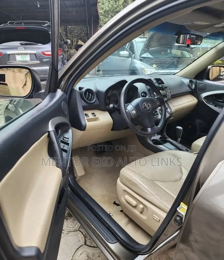 Toyota RAV4 2012 Brown