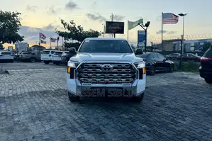 Toyota Tundra 2025 White
