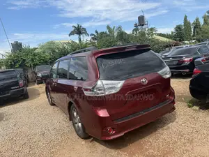 Toyota Sienna SE Premium 8-Passenger 4dr Minivan (3.5L 6cyl 6A) 2015