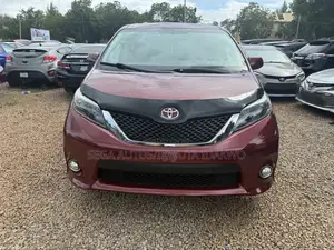 Toyota Sienna SE Premium 8-Passenger 4dr Minivan (3.5L 6cyl 6A) 2015