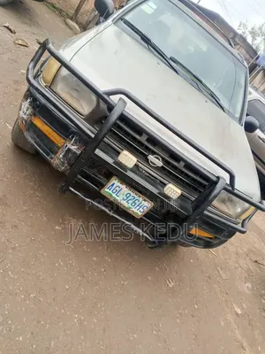 Nissan Pathfinder 2002 Gold