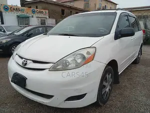 Toyota Sienna XLE FWD 2009 White