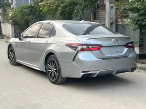 Toyota Camry SE 2022 Silver