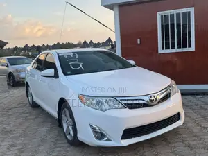 Toyota Camry XLE 4dr Sedan (2.5L 4cyl 6A) 2013 White