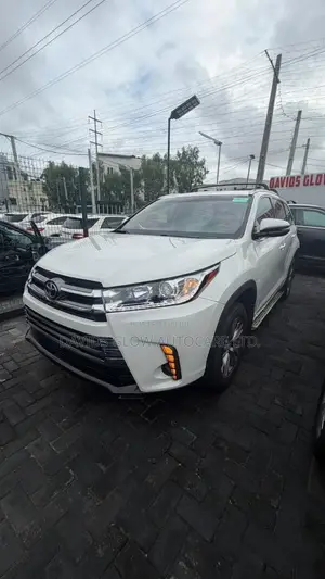 Toyota Highlander XLE 4dr SUV AWD (3.5L 6cyl 6A) 2015 White