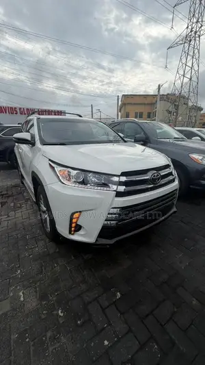 Toyota Highlander XLE 4dr SUV AWD (3.5L 6cyl 6A) 2015 White