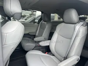 Toyota Sienna XLE 7-Passenger AWD 2021 Blue