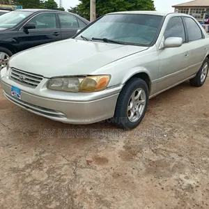 Toyota Camry 2000 Gold