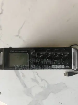 Zoom F4 Mixer
