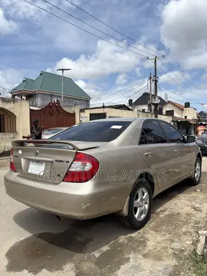 Toyota Camry SE V6 4dr Sedan (3.0L 6cyl 4A) 2003 Gold
