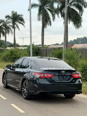 Toyota Camry SE FWD (2.5L 4cyl 8AM) 2018 Blue