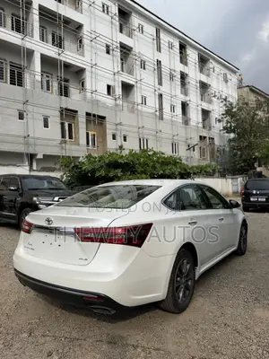 Toyota Avalon XLE FWDSedan (3.6L 6cyl 6A) 2016 White