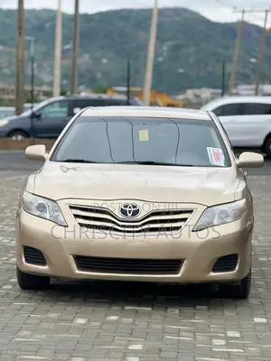 Toyota Camry LE V6 4dr Sedan (3.5L 6cyl 6AM) 2010 Gold