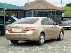 Toyota Camry LE V6 4dr Sedan (3.5L 6cyl 6AM) 2010 Gold