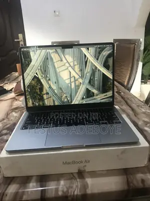 Laptop Apple MacBook Air 2022 M2 8GB Intel Core i7 HDD 256GB