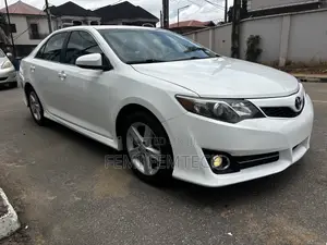 Toyota Camry SE 4dr Sedan (2.5L 4cyl 6A) 2013 White