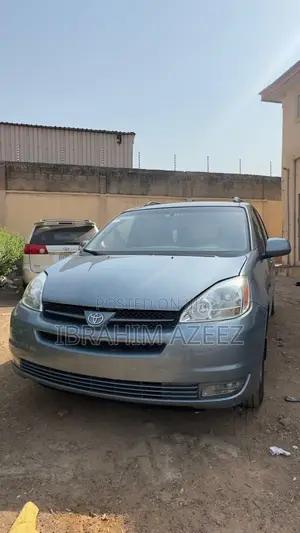Toyota Sienna 2004 Blue