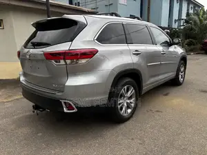 Toyota Highlander XLE V6 4x4 (3.5L 6cyl 6A) 2016 Silver