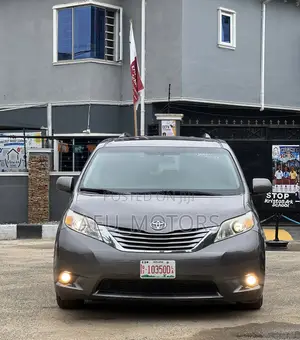 Toyota Sienna XLE 7 Passenger (3.5L 6cyl 6A) 2016 Gray