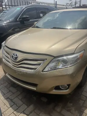 Toyota Camry XLE 4dr Sedan (2.5L 4cyl 6AM) 2010 Gold
