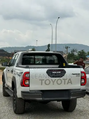 New Toyota Hilux 2025 White