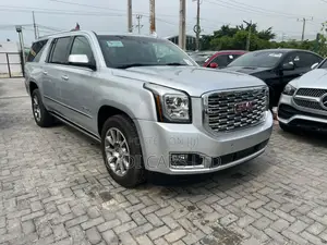 GMC Yukon Denali 4dr SUV (6.2L 8cyl 8A) 2015 Silver